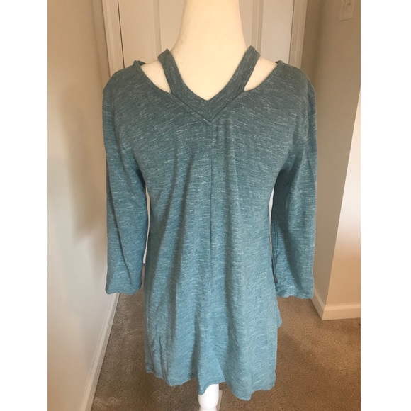 ✨ SALE ✨• Turquoise Flowy Shirt • - Picture 2 of 3